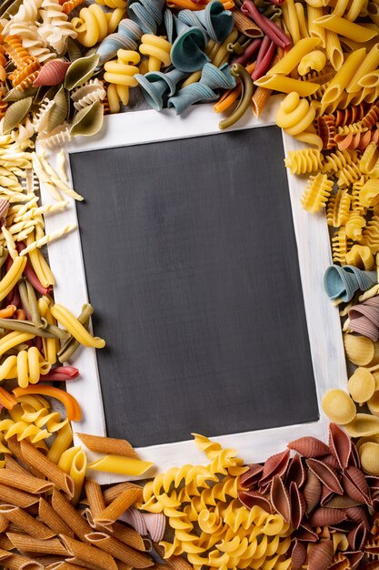 Tableau noir avec des pâtes italiennes