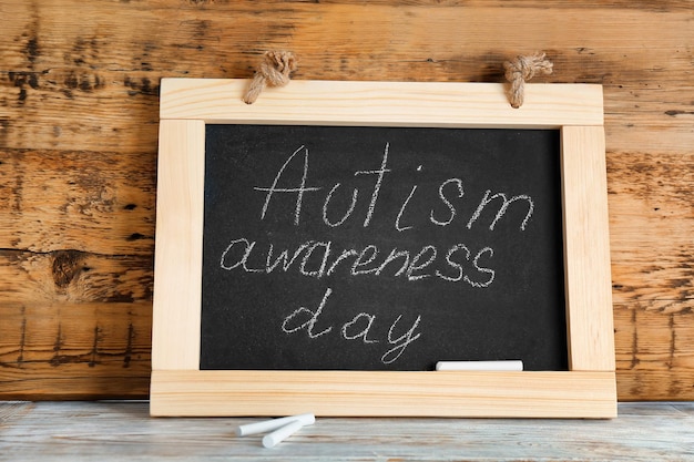 Photo tableau noir avec phrase journée de sensibilisation à l'autisme sur table