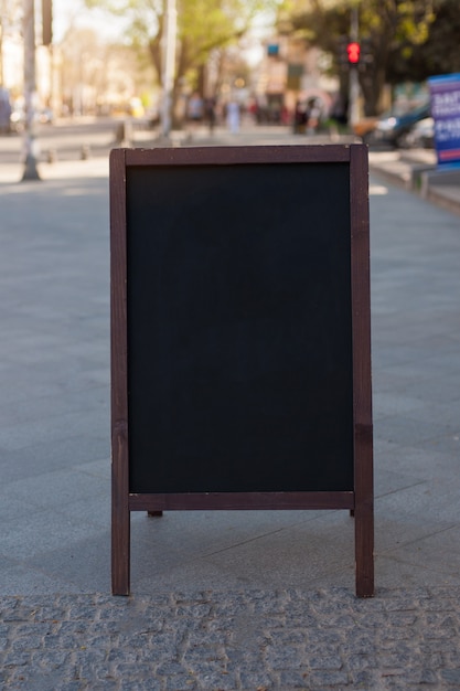 Tableau noir publicitaire dans la rue. Place pour le texte, l'affiche ou l'information publique.