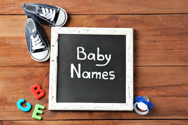 Photo tableau noir avec texte noms de bébé sur fond de bois