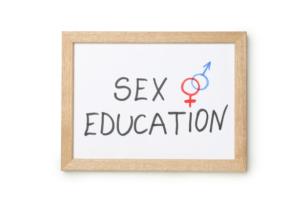 Tableau noir avec texte Sex Education isolé sur mur blanc