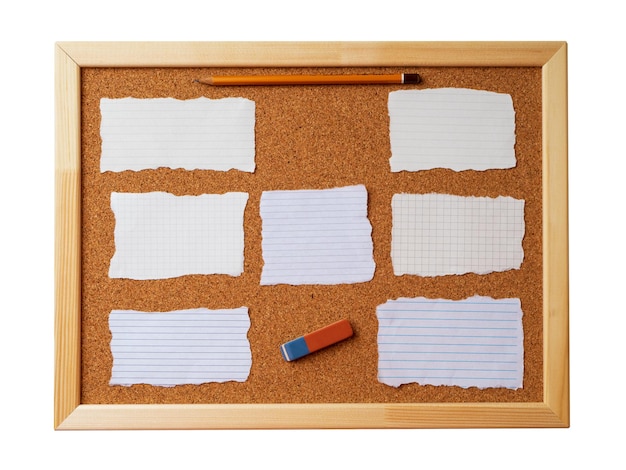 Tableau de notes en liège avec cadre en bois avec diverses feuilles de notes déchirées vierges isolées sur fond blanc