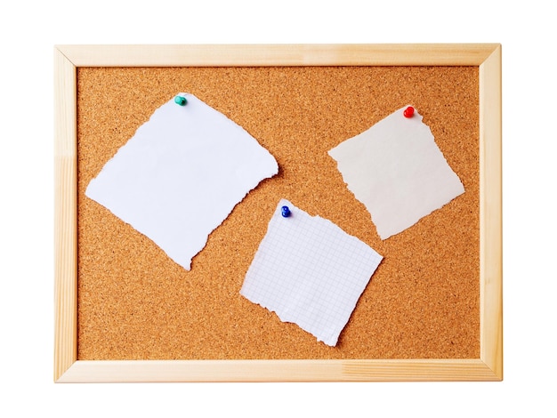 Tableau De Notes En Liège Avec Cadre En Bois Avec Punaises Feuilles De  Notes Déchirées Vierges Isolés Sur Fond Blanc