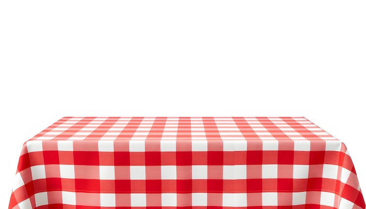 Photo tableau de pique-nique à carreaux rouges isolé sur blanc isolé avec des reflets blancs