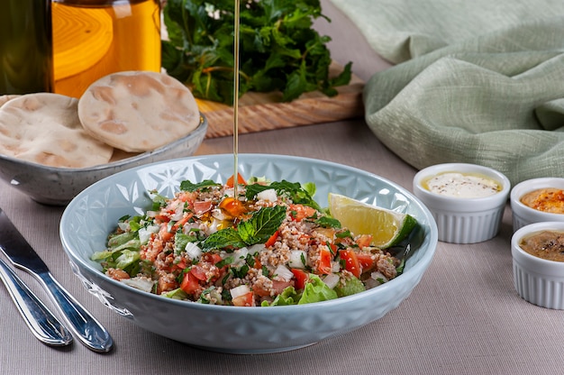 Tableau. Salade rafraîchissante de la cuisine libanaise