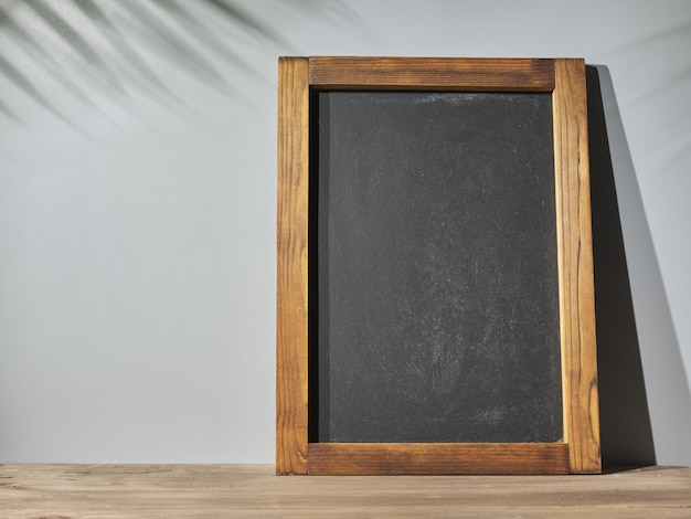 Tableau sur table avec des ombres naturelles