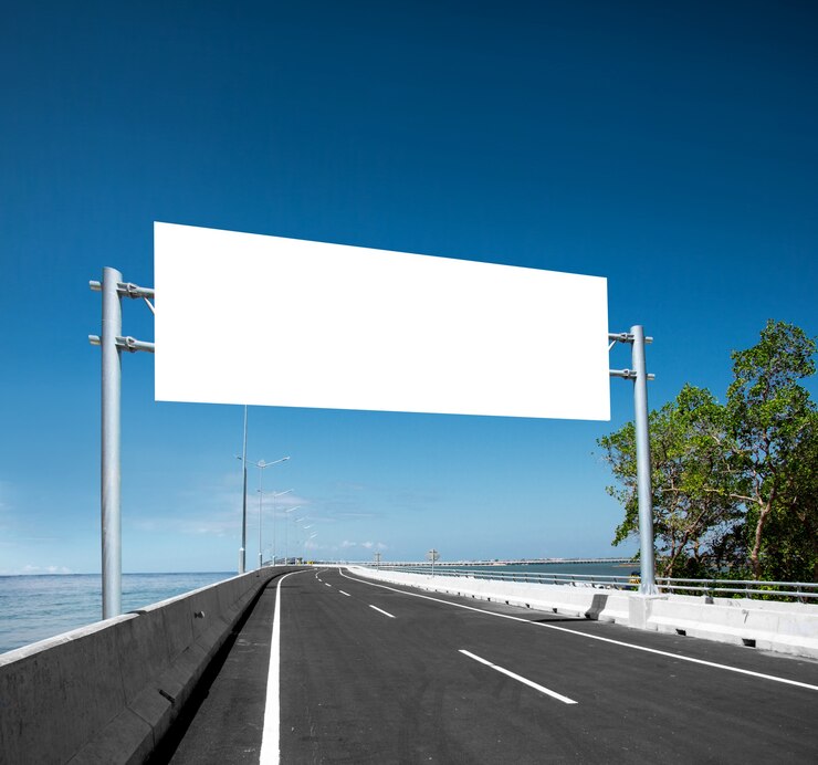 Photo tableau vide blanc ou panneau d&#39;affichage ou roadsign dans la rue