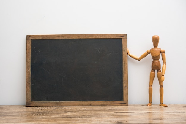 tableau vintage avec cadre en bois avec poupée en bois