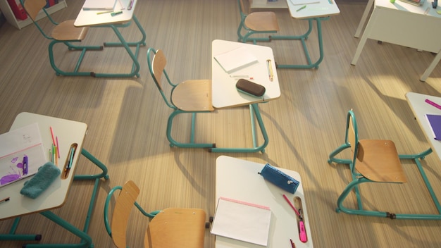 Tableaux et chaises scolaires dans les salles de classe Tableaux en bois avec fournitures scolaires