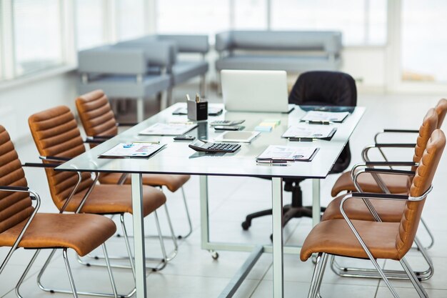 Tableaux financierscalculateurscarnet et stylos disposés sur le bureau avant de commencer à négocier des affaires...