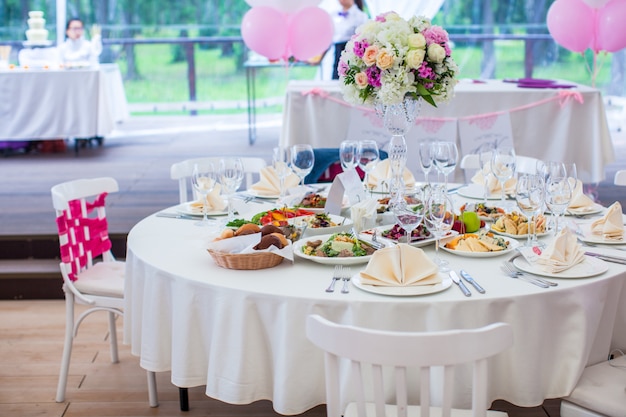 Tables de banquet blanches préparées pour la célébration