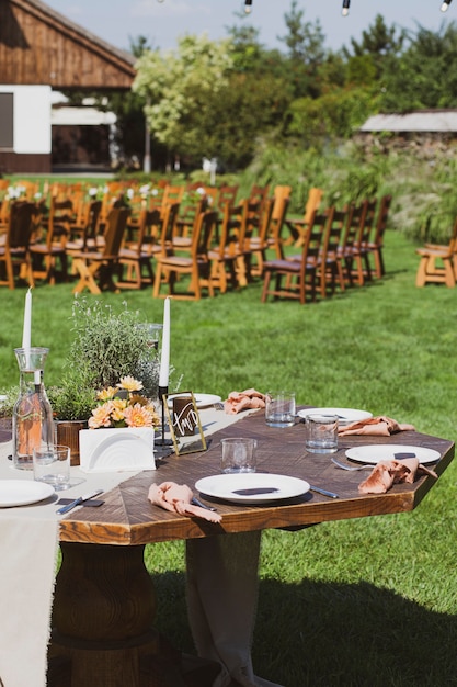 Tables de banquet dans le jardin