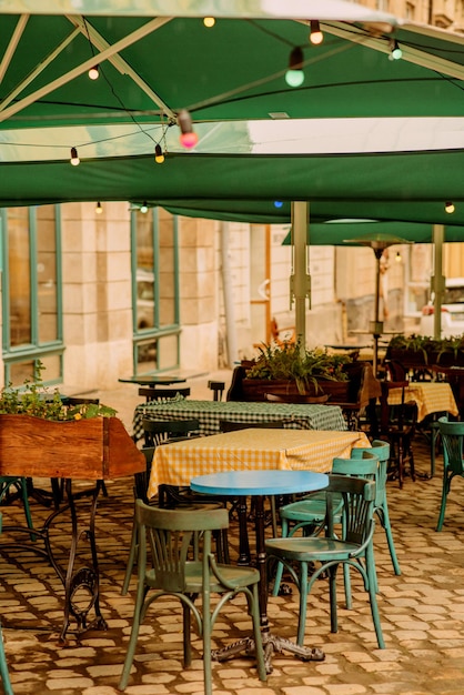 Tables en bois dans un café de rue