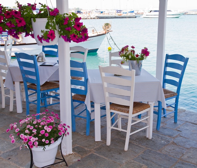 tables et chaises au bord de l&#39;eau