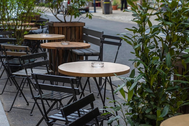 tables et chaises au café