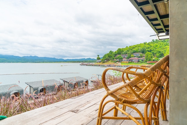 Tables et chaises en bois au restaurant au bord d'un lac