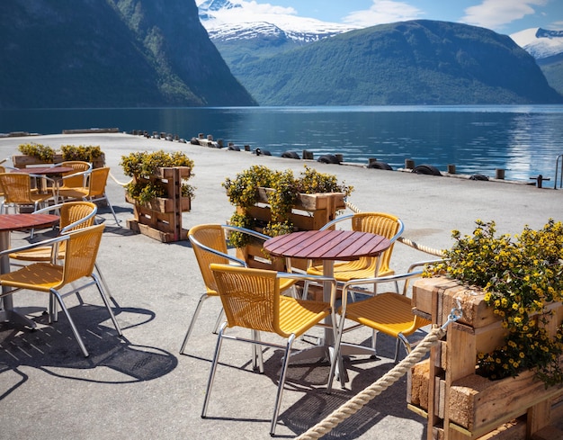Tables et chaises de café au bord du fjord en NorvègexA