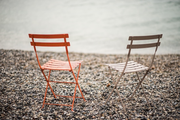 Tables et chaises de café sur la plage