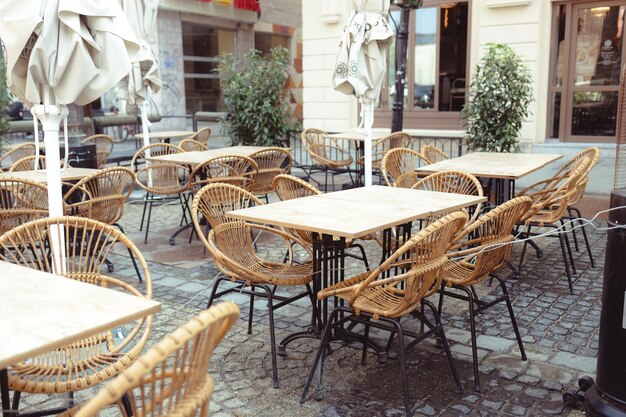 Tables et chaises confortables d'un café en plein air dans une ville européenne