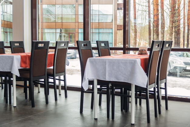 Tables et chaises dans le restaurant. Intérieur clair