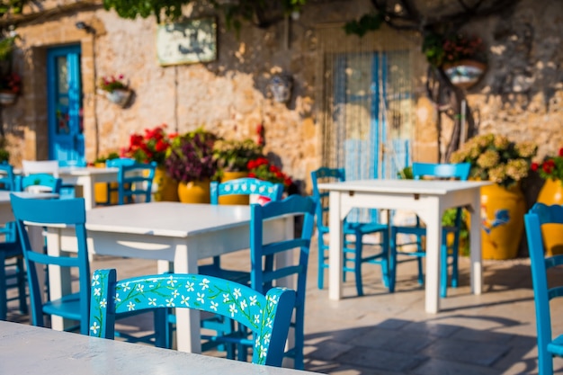 Tables et chaises installées dans un restaurant italien traditionnel à Marzamemi - Sicile pendant une journée ensoleillée