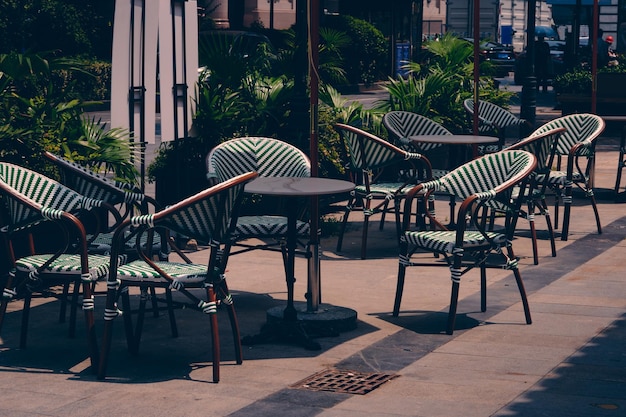 Tables et chaises de loisirs au bord de la rue