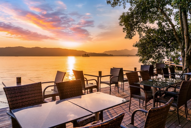 Tables et chaises pour le coucher du soleil et les loisirs de plein air à Hangzhou West Lake