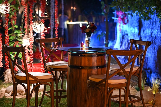 tables et chaises de soirée en plein air