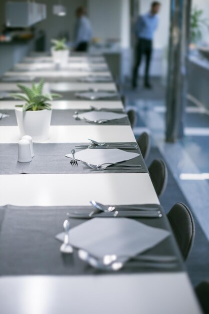 Des tables et des chaises vides dans un restaurant