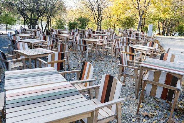 Tables et chaises vides, restaurant du parc, journée d&#39;automne froide