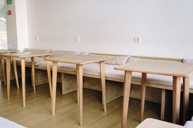 Tables debout à l'intérieur Places pour s'asseoir dans un café