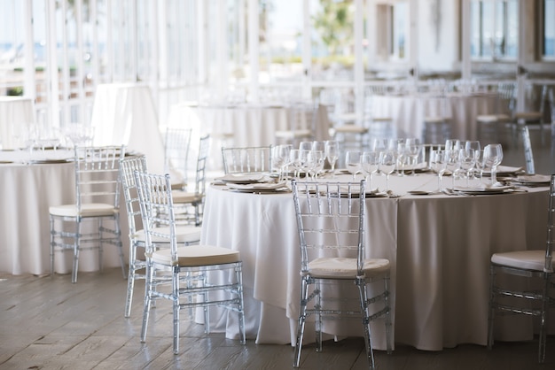 Tables disposées pour un jour de mariage