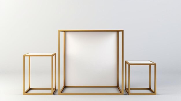 Des tables dorées contre une toile blanche minimaliste