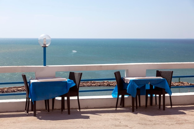 Tables du restaurant en bord de mer vue sur le littoral de l'eau de mer