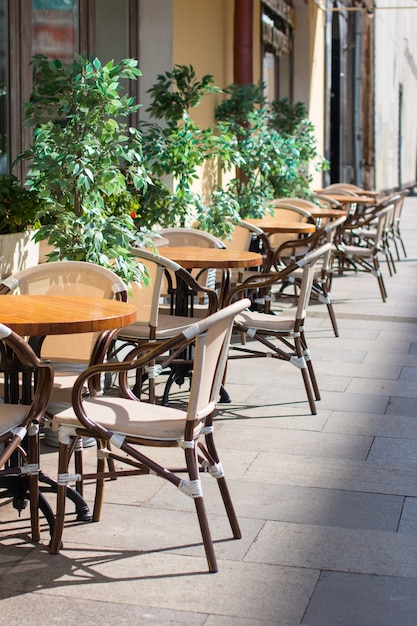 Tables extérieures dans les cafés. Véranda d'été du restaurant