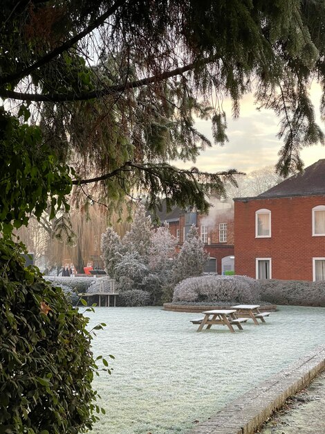 Tables de jardin en bois dans la cour de l'immeuble par un froid matin d'hiver glacial