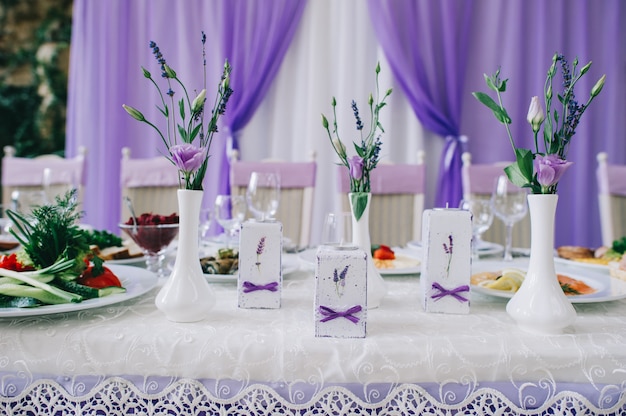 tables de mariage pour un dîner raffiné ou un autre événement avec traiteur