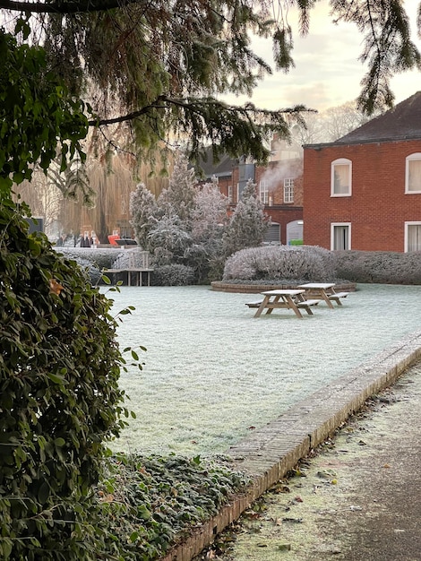 Tables de pique-nique dans la cour d'un immeuble résidentiel en brique par un matin d'hiver glacial