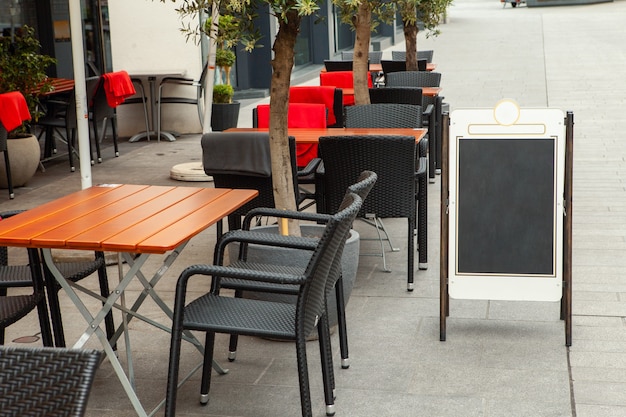 Tables vides d'un café de rue