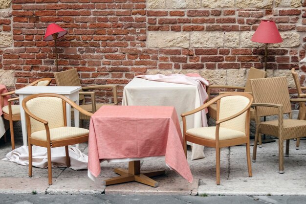 Tables vides dans le café attendant le touriste Vérone Vénétie Italie