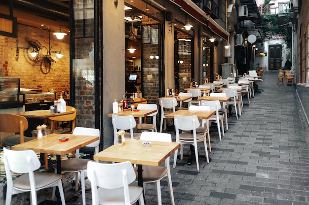 Tables vides du café de la rue le matin à Istanbul