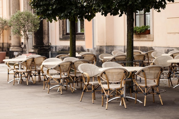 Tables vides entre les heures de repas le long d'une ruelle pavée de Paris