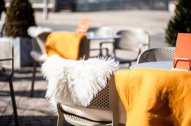 Tables vides à l'extérieur entre les heures de déjeuner le long d'une ruelle pavée dans une ville européenne une véranda un café