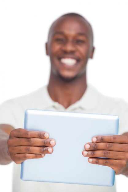 Tablet pc détenu par un homme souriant