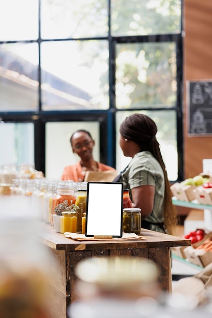 Tablette affichant un modèle d'annonce en magasin