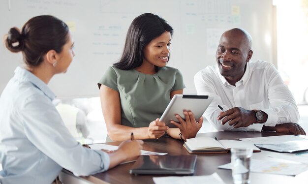 Tablette et b2b hommes d'affaires ou clients en discussion de réunion pour vérifier le budget de financement de la conception de sites Web à l'agence de marketing Sourire du chef d'entreprise pour les données de référencement numérique ou le succès de la gestion de projet