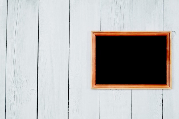 La tablette en bois pour votre texte. Le fond en bois est peint par une peinture blanche.