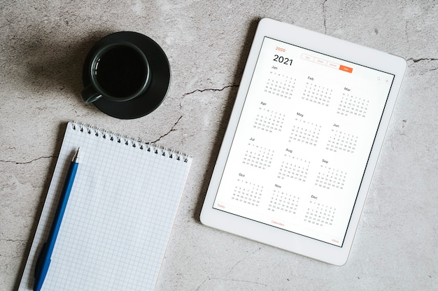 Une tablette avec un calendrier ouvert pour l'année 2021