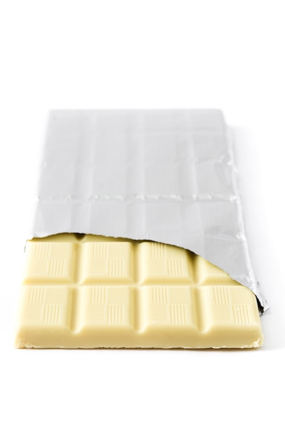 Tablette de chocolat blanc isolé sur blanc