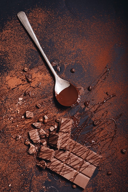 Tablette De Chocolat Cassée Et Sirop Sur Poudre De Café En Poudre